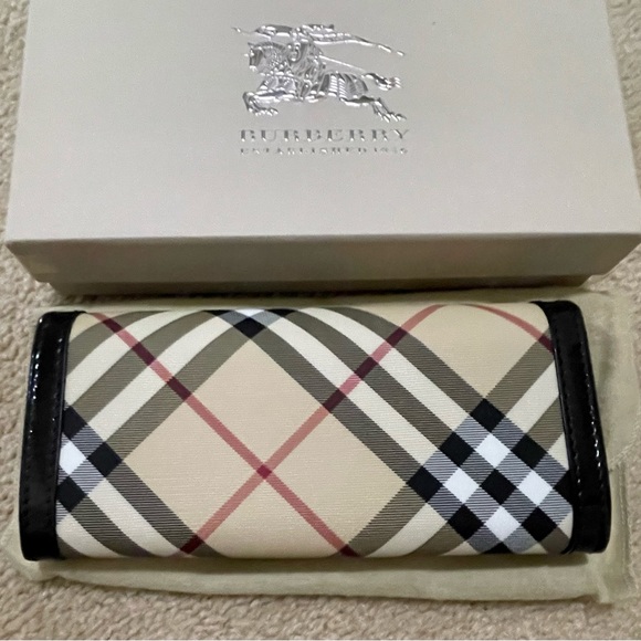 New! Burberry Nova Check and Patent wallet - Picture 9 of 10